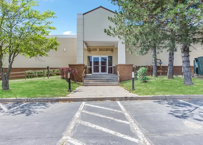 Burrstone Inn, An Ascend Collection Hotel New Hartford
