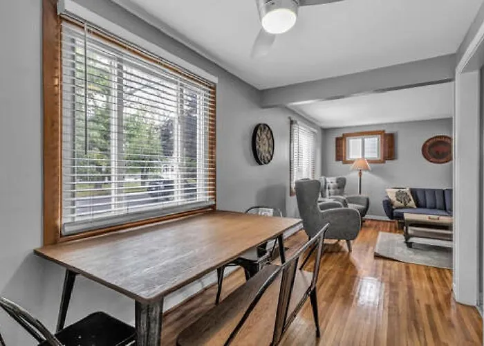 Pet friendly Gorgeous 2 Queen Bedroom Lower Apartment In North Buffalo With Free Driveway Parking
