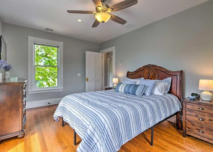 Pet friendly Charming Greenport Gem 1, 1 Mile To Ferry!