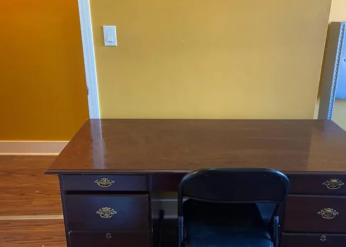 Large Bronx Apt 4 Bedrooms/2 Baths, 2 Min To Metro New York