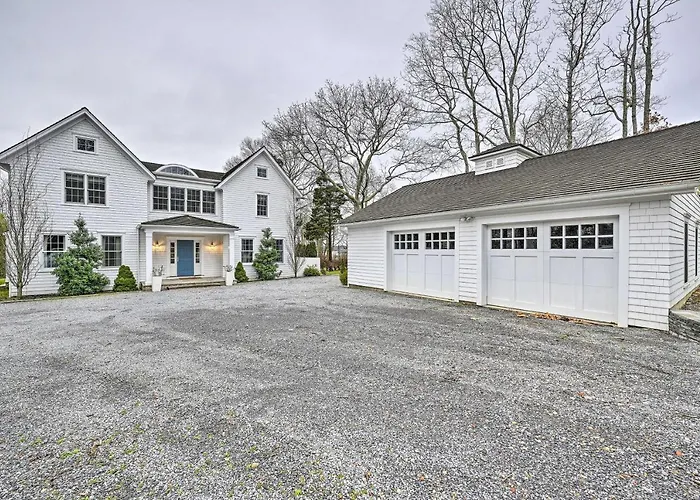 Private Shelter Island Retreat W/ Outdoor Pool! Villa