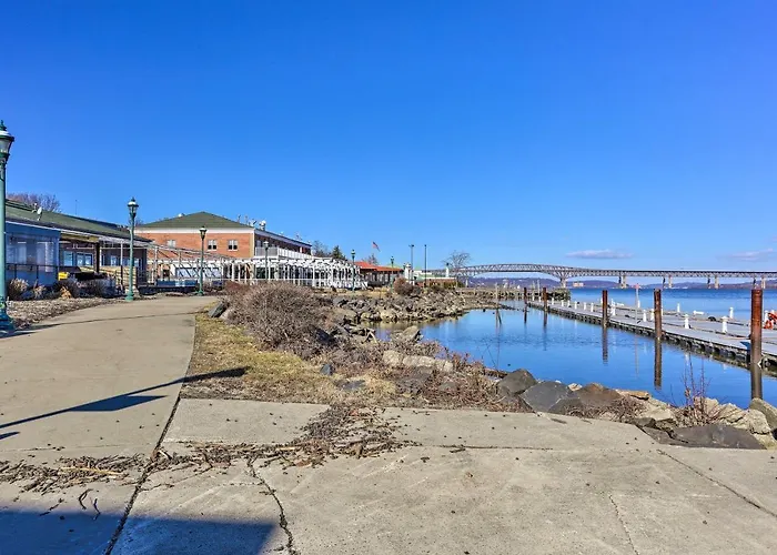 Pet friendly Historic Hudson Valley Apartment River View! Newburgh