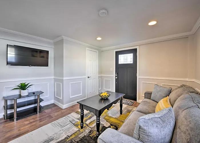 Pet friendly Bay Shore Vacation Rental About 7 Mi To The Beach