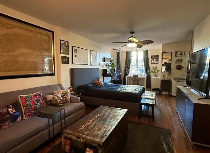 Pet friendly Cute Studio With Petit Balcony Apartment New York