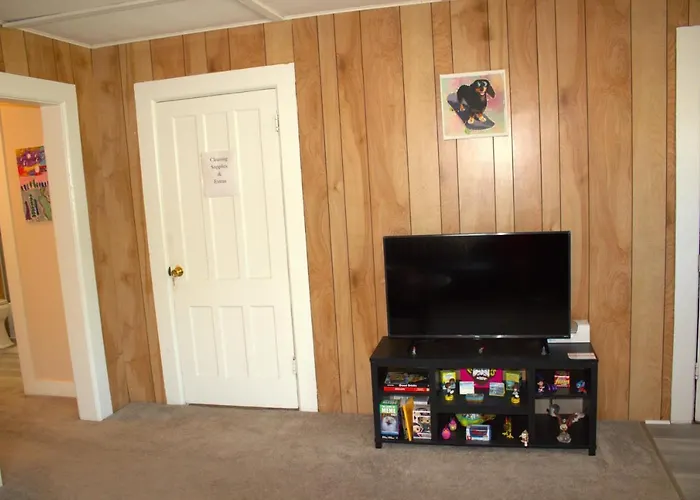Pet friendly Quaint Little Falls Apartment- Walk All Over Town!