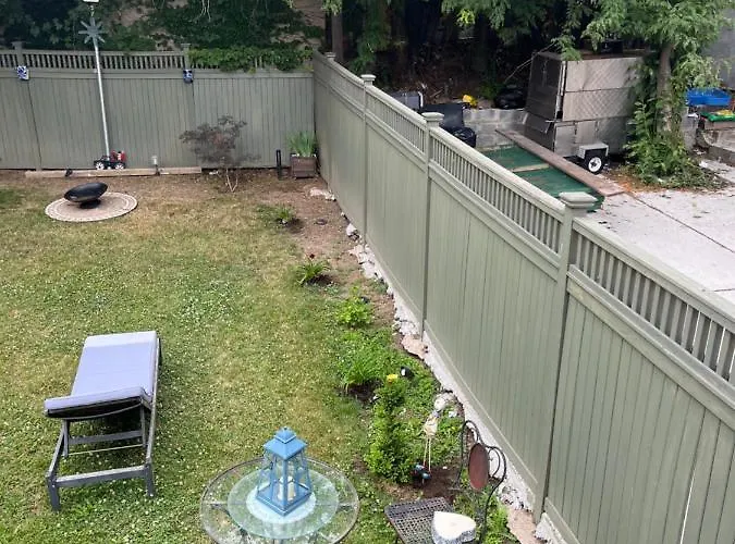 The Bronx Garden At Schuylerville New York che accetta animali