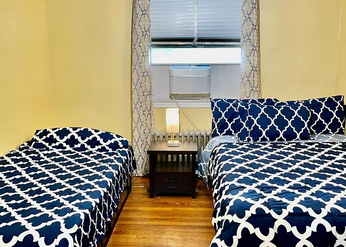 Lga Airport 3 Mins, Vacation 3 Bedroom Duplex House, Parking And Private Backyard, 9Mins Subway! New York