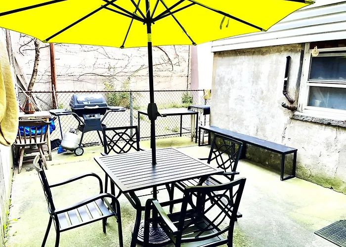 2 Bedrooms Lr Kit Bath And Backyard 2 Stops To Manhattan Nova Iorque
