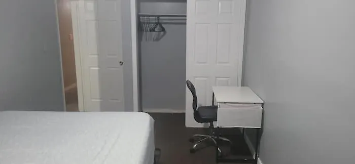 Room In A Beach House With Queen Bed In A Landlord Hosted Three Bedroom Apartment New York