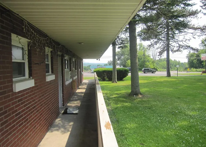 Pinecrest Motel Clinton