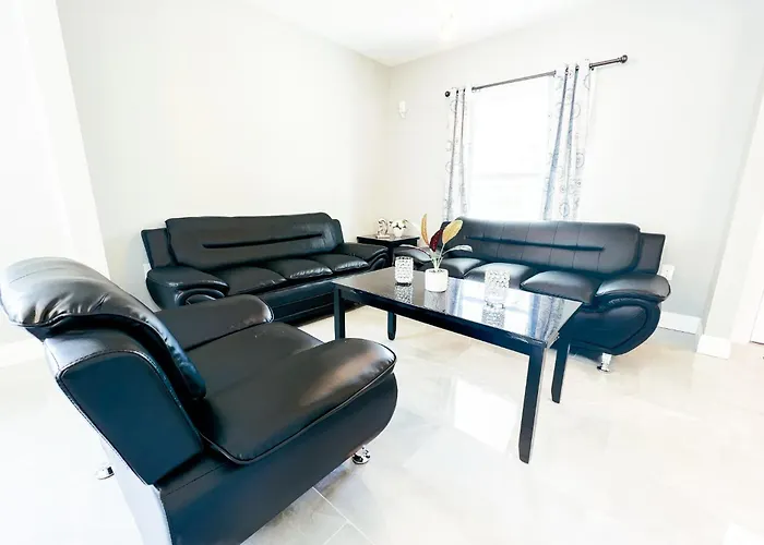 2 Homes, 1 Stay-7Br Niagara Falls Compound