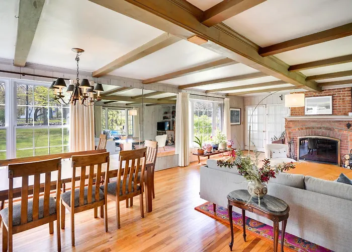 Pet friendly Quaint Woodstock Escape - 2 Mi To Tinker St! Villa
