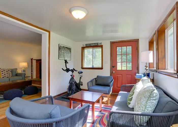 Pet friendly Woodstock Getaway W/ Hot Tub ~ 2 Mi To Dtwn! Villa