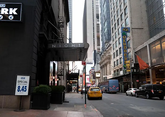 Night Hotel By Sb At Times Square New York met golfbaan