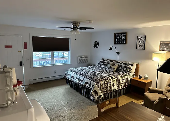 Maple Leaf Motel Schroon Lake