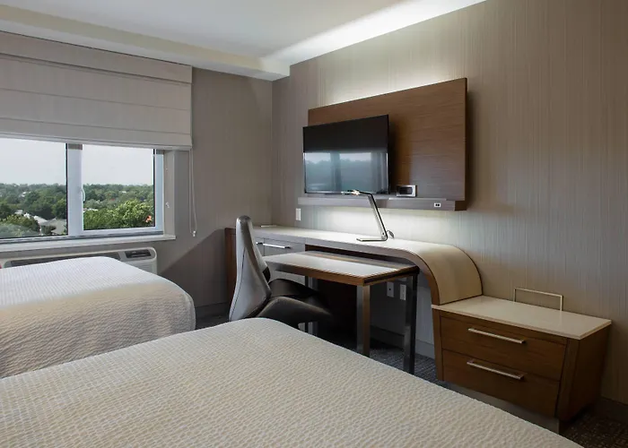 Courtyard By Marriott New York Queens/Fresh Meadows