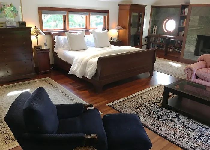 Pet friendly East Hampton Art House Bed And Breakfast