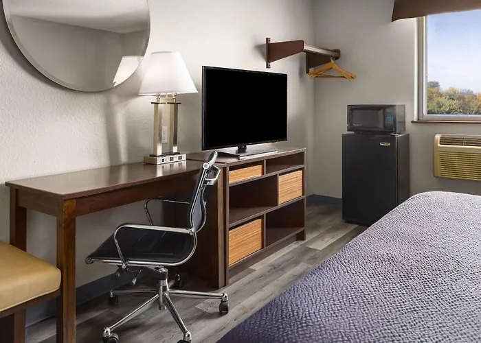 Super 8 By Wyndham Latham - Albany Airport Hotel
