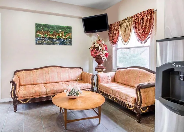 Pet friendly Econo Lodge New Paltz