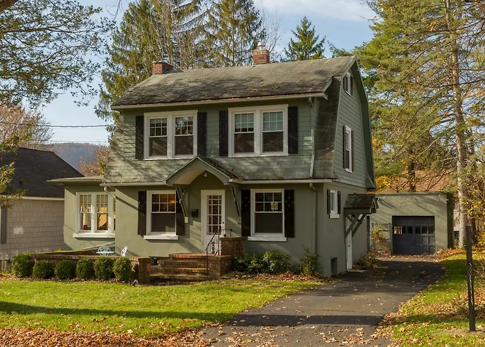 Pet friendly Enchanted Cottage On Glen Elmira