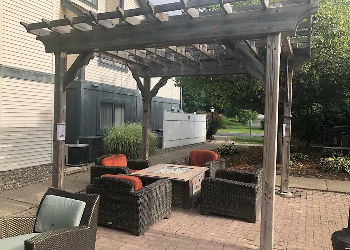 Pet friendly Albany Airport Inn And Suites Latham